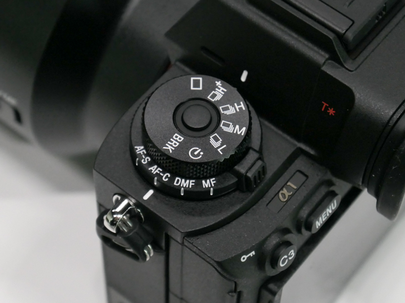 上面左手側のドライブモードダイヤル/AFモードダイヤル。どちらもロック機構付き