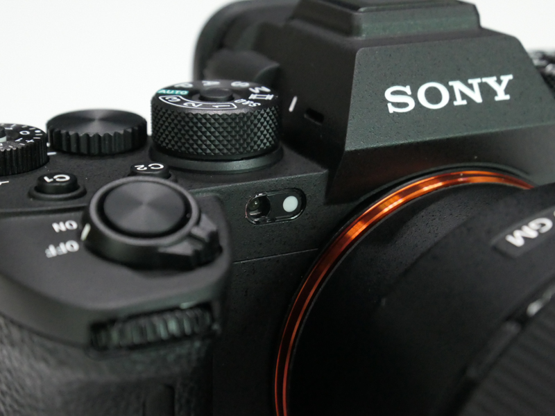 マウント付近に可視光+IRセンサーを搭載。これにより、人工光源下でもより正確なAWBが可能になるという。