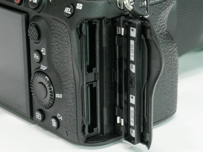 CFexpress Type AとSD UHS-IIの両方に対応するスロットが2つ備わる。