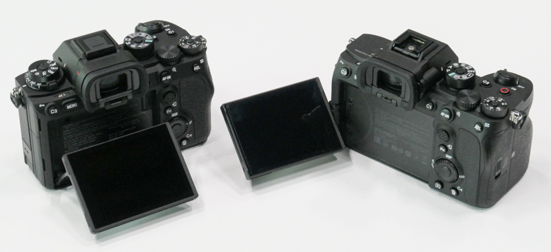 α1（左）はチルト式、α7S III（右）はバリアングル式。