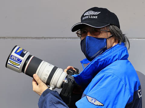 よしみカメラ、TEAM LUKEとコラボの“光るキャップ” - デジカメ Watch