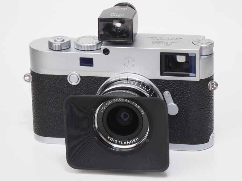 20mmや21mmのレンズは、個人的に35mmの次に好きなレンズなんで各種持っています。フォクトレンダーのカラースコパー21mmはライカスクリューマウント互換のタイプの頃から使用し、信頼の一本となっていますが、開放F値がF4からF3.5とすこし明るくなり、新設計でデジタルとの相性がよくなりました。8群9枚構成。180gと軽量で、最短撮影距離は距離計連動範囲を超えて0.5mまでというこだわり。F値がF3.4ならスーパーアンギュロンになるじゃんと思ったけど、それをしなかったコシナはさすがにオトナですね。とにかくびっくりするくらい素晴らしくよく写ります。なんでこんなにクリアでヌケが良いのかと。画質の均質性も見事。周辺光量は特性的に落ちますが、品格があるわけ。どすんと落ちる感じではないんですよね。これ、10万円以下のレンズの写りじゃないですよ。