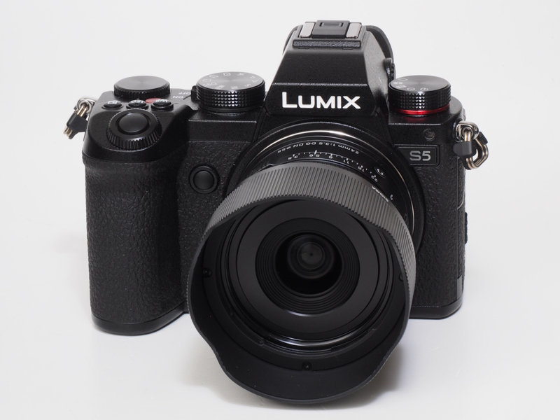 2021年に登場した小口径単焦点広角レンズです。ミラーレス時代の交換レンズとしての新たな価値に挑戦する「Iシリーズ」とあります。とにかく小さくて軽く、しかも作り込みがよく高性能という、相反する要件を上手に収めています。レンズ構成は8群10枚(SLD1枚、非球面レンズ3枚)と、小さくても中身がきっちり詰まっている感ありますね。最短撮影距離約10cm、最大撮影倍率1:2というのは広角マクロの世界。大口径レンズでは至近距離だと収差が増大しますから、コンパクトさと性能のバランスを追求するためのF3.5なのかも。極めて上質な描写です。