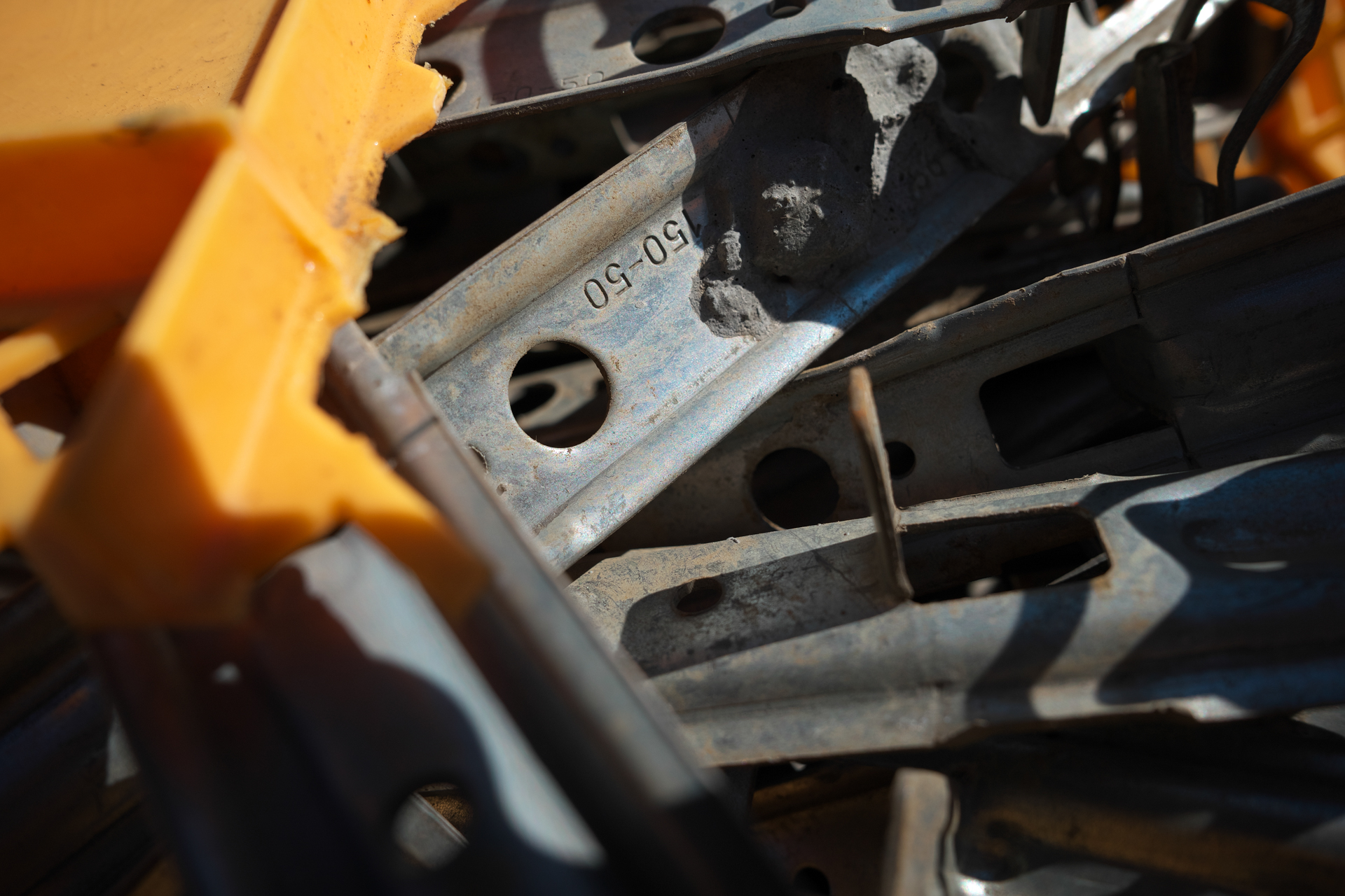 工事現場で使用する工具を撮影しました。マクロ表示がなくても最大撮影倍率1:2というのはマクロ領域ですね。ただ、ワーキングディスタンスが短いので撮影者やカメラの影が写りこむかも知れません。至近距離での性能低下は感じません。絞ってもボケは良い感じですね。<br>LUMIX S5　SIGMA 24mm F3.5 DG DN（F8・1/1,600秒）ISO 400