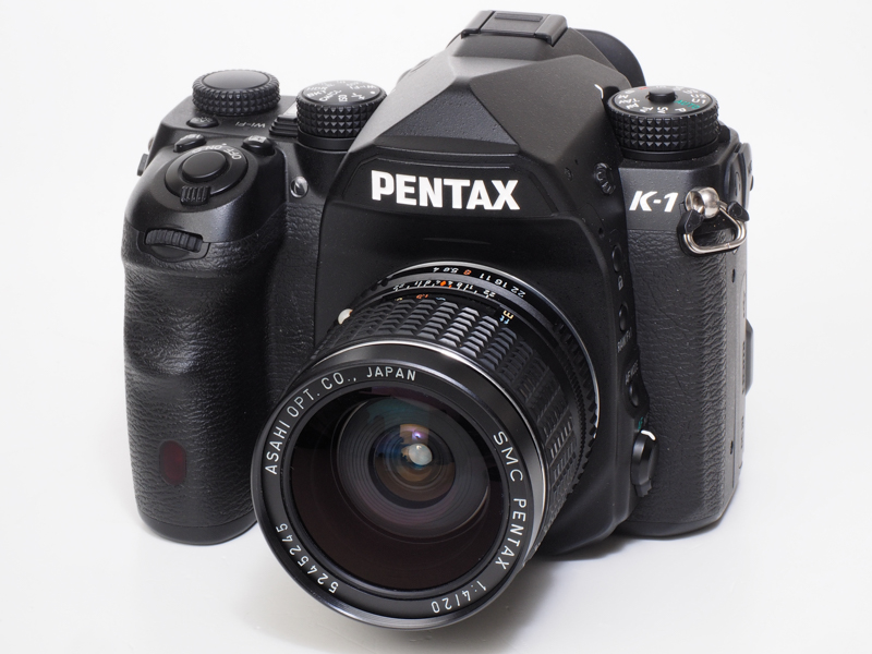 開放値F4のくせになぜだ！と叫ぶたくなるほど大きく重たいです。フィルター径は58mmで、重量は300g。ちなみにこの前のレンズはM42マウントのsmcタクマー20mmF4.5ですが、本レンズはペンタックスの一眼レフがKマウントになった1975年にリファインされました。多くのKマウントレンズがM42マウント時代とあまり変わらないレンズ構成で登場しましたが、本レンズは気合の新設計。レンズ構成は10群12枚。短命に終わったみたいです。でも素晴らしく優秀な描写です。歪曲収差の補正も感激です。これなら大きくても我慢できます（笑）。この後のレンズはsmc PENTAX-M 20mm F4になりますが、重量は半分の150g、フィルター径も49mmに。超ダイエットに成功したというわけです。