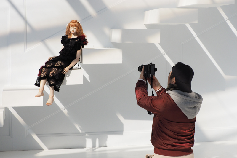 スタジオ撮影でのひとコマ。生身の人間相手と同じく光の選び方が撮影時のポイント。人形のサイズ感もわかると思います