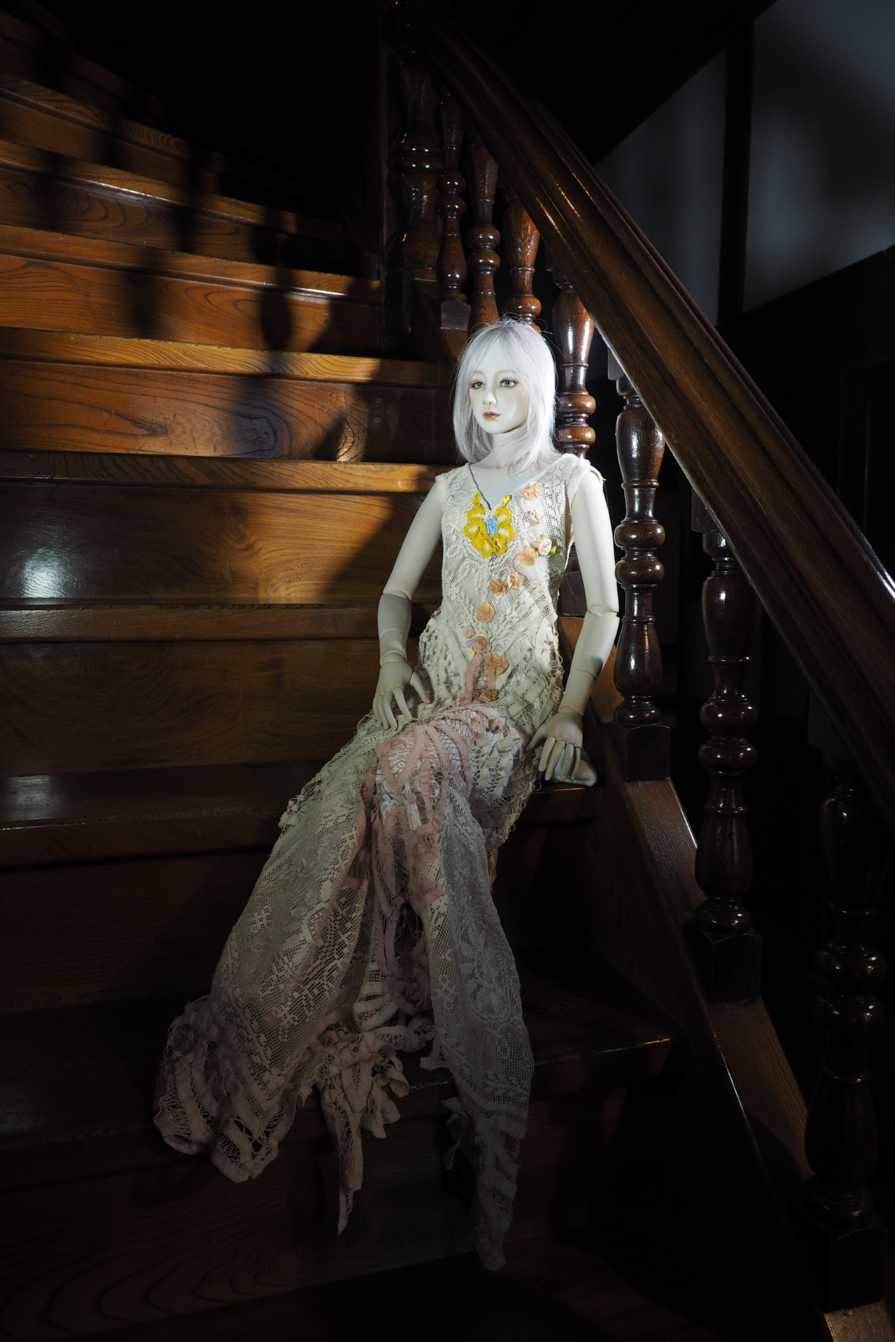 各作品は衣装も含めてトータルでまとめあげられている。和風・洋風とそのイメージも様々<br><span class="fnt-85">OM-D E-M1 / M.ZUIKO DIGITAL ED 12-40mm F2.8 PRO（12mm：35mm判換算24mm相当） / 絞り優先AE（F3.2・1/125秒・-1.0EV） / ISO 640</span>