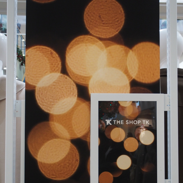 写真4：面白いポスターを見かけた。玉ねぎボケをあえて強調し、作画上の効果としている