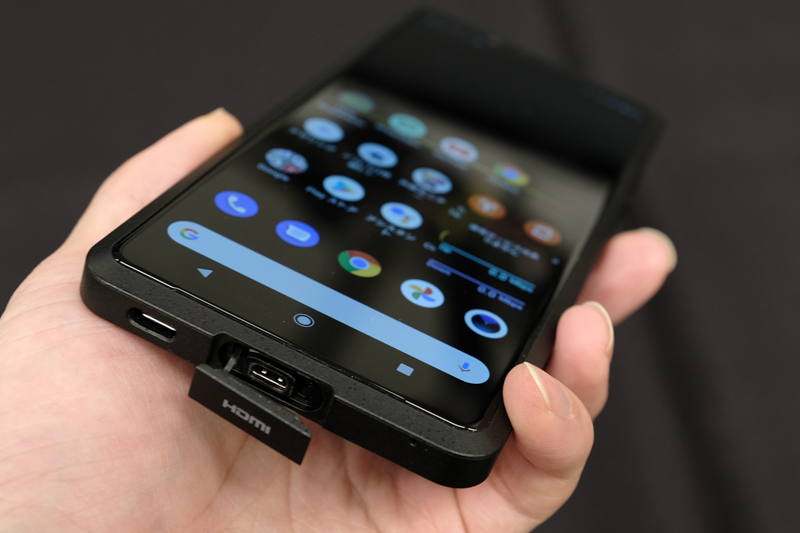 外部インターフェースは底面部に配置。中央にHDMI タイプD端子（マイクロ端子）を備えている。また、USB Type-C端子もすぐわきに配したデザインとなっている