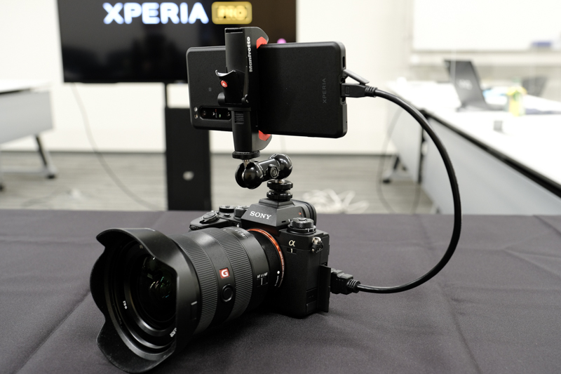 Xperia PROと同日付で発表された35mm判フルサイズミラーレスαシリーズのフラッグシップモデル「α1」に装着したところ。デモ機は問題なく動作していた