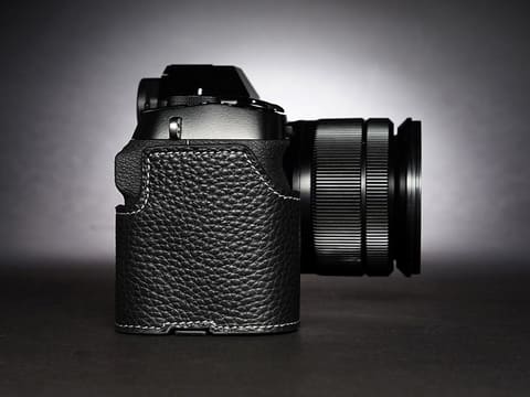 FUJIFILM X-S10」用のレザーカメラケース - デジカメ Watch