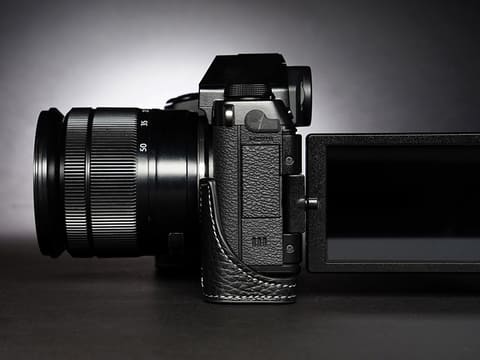 FUJIFILM X-S10」用のレザーカメラケース - デジカメ Watch