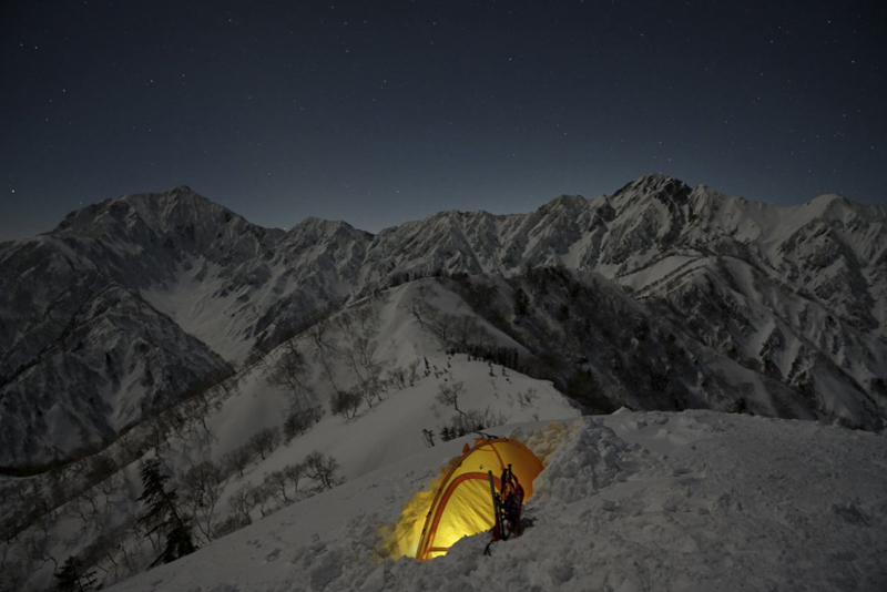 鹿島槍ヶ岳・五竜岳が一望できる小遠見山でのキャンプシーン