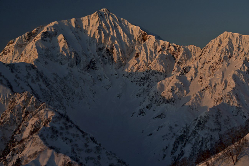 ヒマラヤを彷彿させる厳冬期・鹿島槍ヶ岳北壁の朝焼け