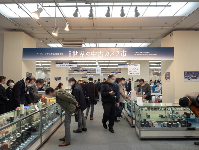 会場内の様子。会場入り口および各店舗にはアルコールの消毒液が置かれるなど新型コロナウイルス感染対策もしっかり施されている。「第44回世界の中古カメラ市」は東京・松屋銀座8階イベントスクエアにて21日（日）まで開催される。入場は無料