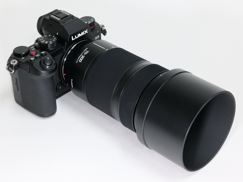 LUMIX S5に装着した状態。付属フードは円筒形で比較的深めのつくり