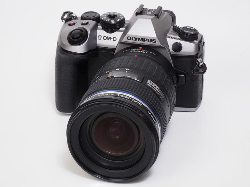 オリンパス初となる超音波駆動方式SWD（スーパーソニック・ウェーブ・ドライブ）採用で、ほぼ無音でAF駆動します。写りは文句なしですが、ズーミングでF値が変動しなければなお良かったんですけど。OM-D E-M1登場時に写真家の岩合光昭さんがこのレンズをつけ颯爽と撮影していたのが印象に残ります。