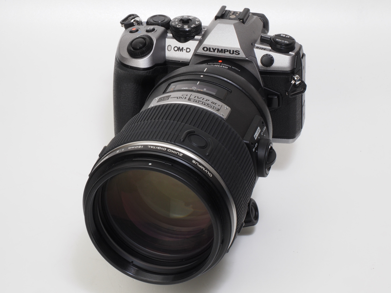 35mm判換算で300mm相当。しかも開放F2。ぶっといレンズですが、全長は150mmで重量は1,465g（三脚座別）とスペックのわりにはコンパクトなので手持ち撮影を可能としています。写真のとおり背景を思い切りぼかす目的には使いやすいレンズです。開放絞りでも実用性は十分あります。スーパーEDレンズ、EDレンズの効用なのでしょうか、色収差の補正も良好です。