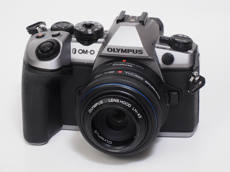 フォーサーズ一眼レフが現役だったころはまさにパンケーキレンズとして人気がありましたが、マウントアダプターを介してマイクロフォーサーズ機各種に装着するといたってフツーの大きさのレンズになります。4群5枚構成で非球面1枚の採用というシンプルさですが、とてもよく写ります。フジツボ型のフードがおちょぼ口みたいで可愛いです。