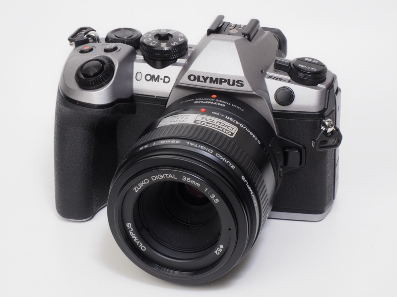 フォーサーズの黎明期に登場したレンズです。作り込みが安っぽく、モノ的な魅力が薄いです。単純な6群6枚構成で、EDも非球面レンズも採用していないようですが。それでもよく写るので手放せません。マイクロフォーサーズマウントには、同じ焦点域のマクロレンズはありません。使いやすいです。モデル：愛深 Megumi