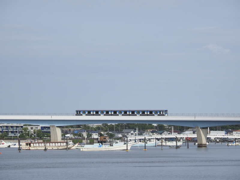 横浜の海辺を走るシーサイドライン。撮影した金沢八景駅の近くには、釣り船や屋形船が数多く停泊している。直線がゆがむことなく正確に描写されておりシャープネスも十分だ<br><span class="fnt-85">OLYMPUS OM-D E-M1 Mark II / M.ZUIKO DIGITAL ED 12-100mm F4.0 IS PRO / 100mm（200mm相当） / 絞り優先AE（F5、1/1,250秒、 +0.3EV） / ISO 200 / WB:オート</span>