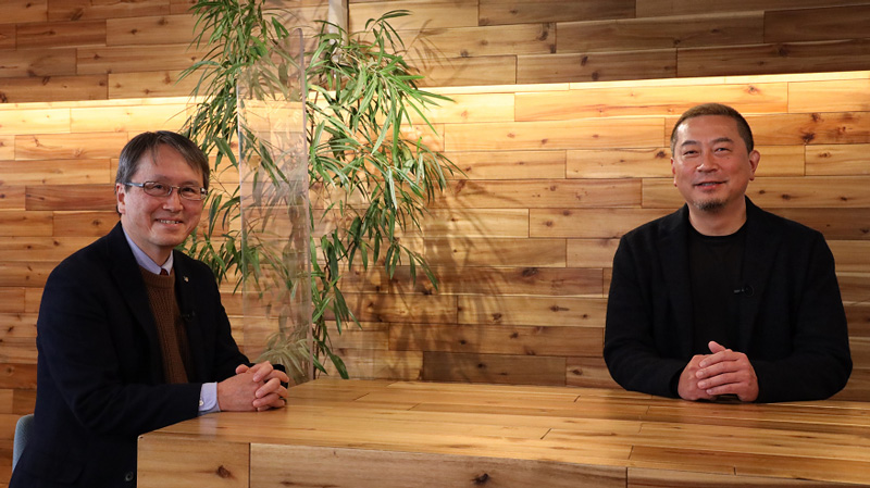 写真家前川氏（右）と開発者（左）の対談