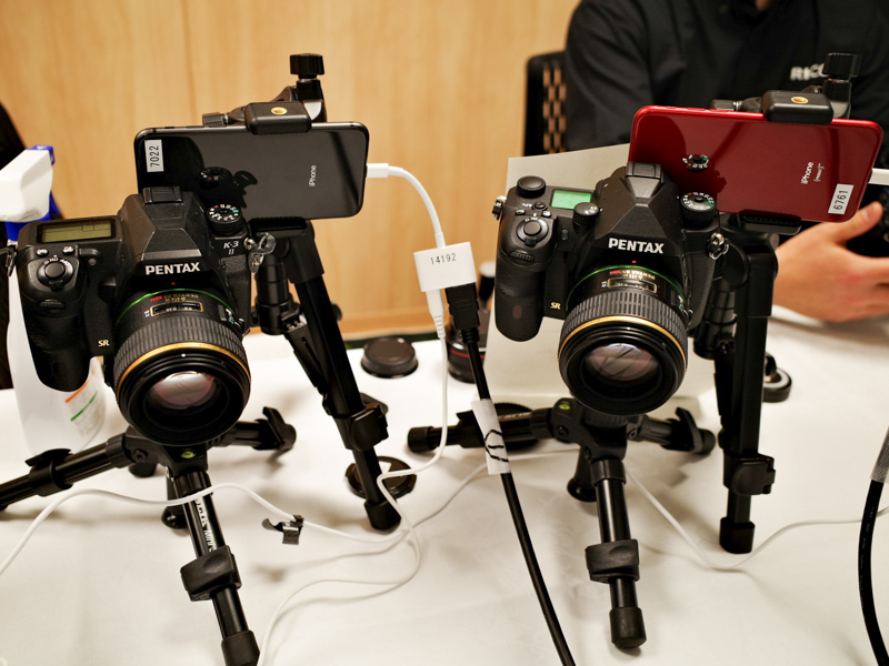 K-3 Mark IIIとK-3 IIのファインダー部にスマートフォンを固定し、ファインダー像の違いを体験してもらう仕組み。余談だが、カメラ誌編集者がファインダー内を撮影するときも同じ手法を使う。