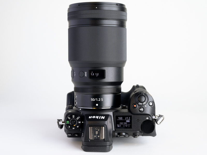 Z 7IIに装着した状態。Zマウント版F2.8通しの24-70mmよりも大きいですが、筆者はパワーバッテリーグリップを装着してバランスをとっています