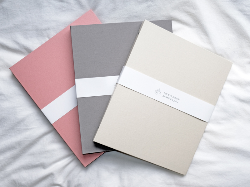 アルバムはホワイトベージュ、ベビーピンク、ダスティグレーの3色から選べる