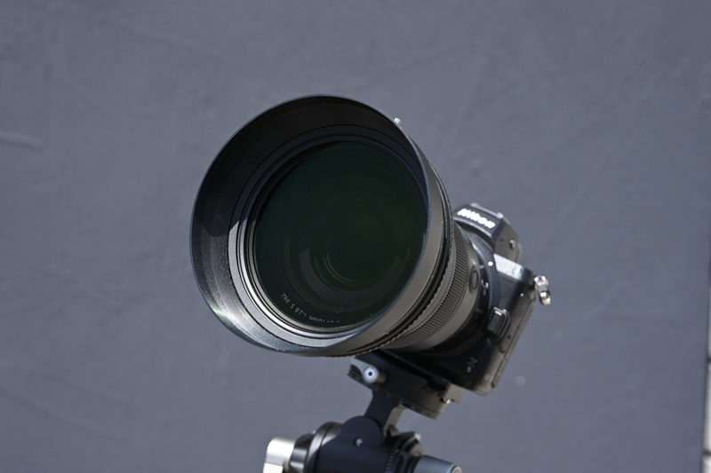 同じくマグネットで取り付け可能なレンズフード（発売予定・写真は試作品）