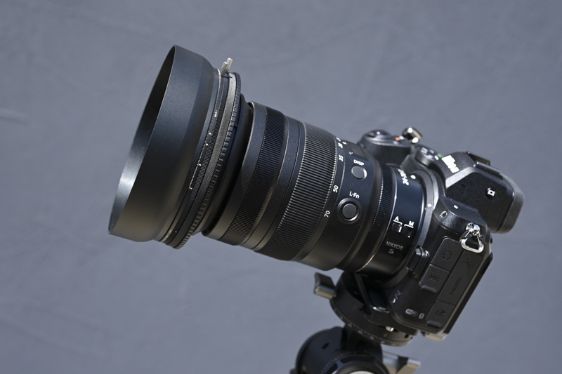 発売予定のレンズフード（試作品）を取り付けた状態