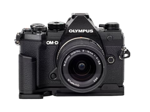 【美品】第3世代E-M5 Mark III ボディー※バッテリー３個他おまけ付 美品】第3世代E-M5 Mark III ボディー※バッテリー3個他おまけ