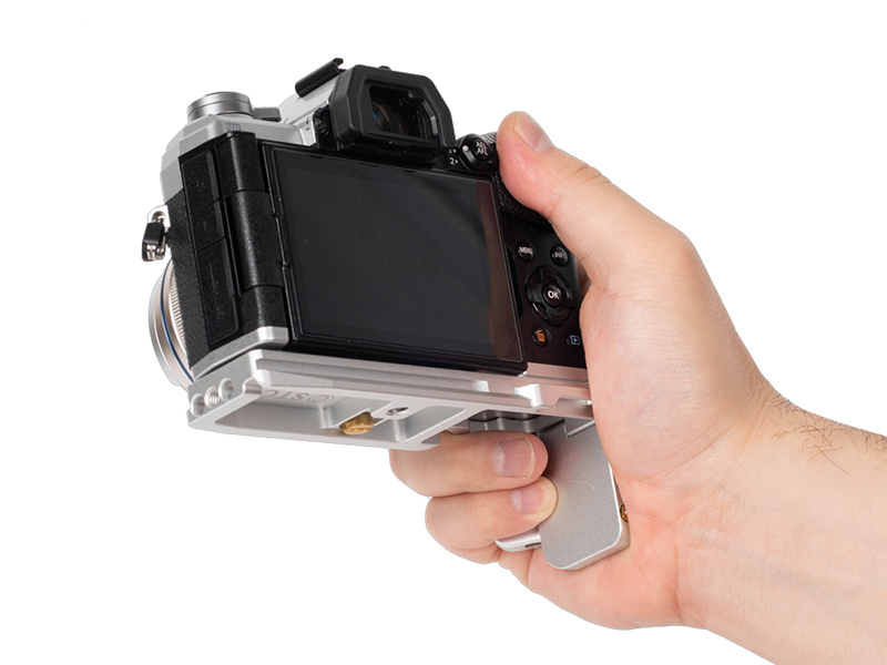 プレートを把持部にして、手のひらで支えるようにしてカメラを持つことができる