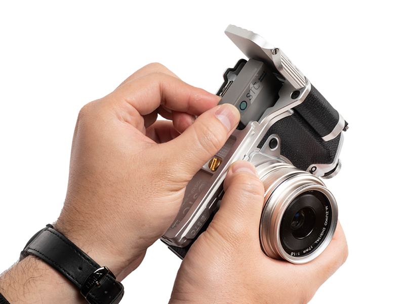 開閉式プレートにより、装着したままバッテリー交換が可能