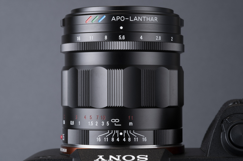 鏡筒先端部のリングをスライドして回転させることで、絞りリングのクリック/デクリックを切り替えできる。黄色い指標のときはデクリック状態だ。