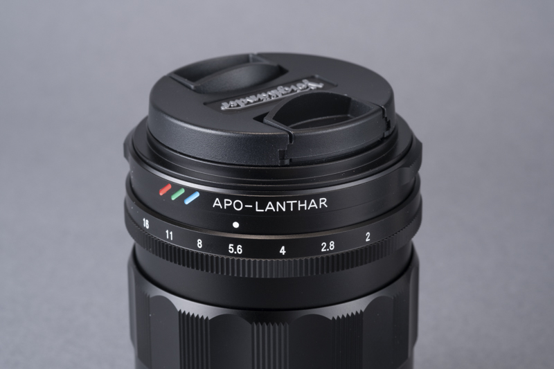 レンズ単体時はフィルター径である49mmのレンズキャプを使用するが、フード装着時には58mmのキャップも使える。