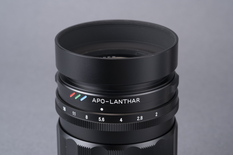 レンズ単体時はフィルター径である49mmのレンズキャプを使用するが、フード装着時には58mmのキャップも使える。