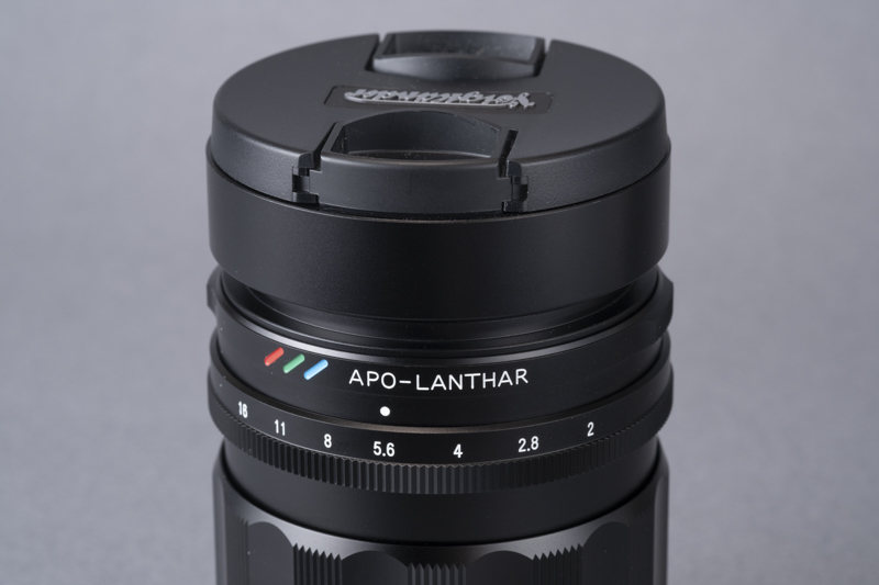 レンズ単体時はフィルター径である49mmのレンズキャプを使用するが、フード装着時には58mmのキャップも使える。