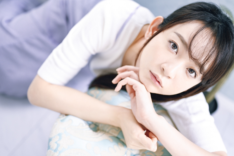 光がきれいに回る階段の踊り場で撮影。なだらかな開放ボケで、肌がより滑らかに、美しく描写されている<br><span class="fnt-85">Nikon Z 7II / NIKKOR Z 50mm f/1.8 S /50mm / マニュアル露出（F1.8、1/160秒） / ISO 400/ WB:オート</span>