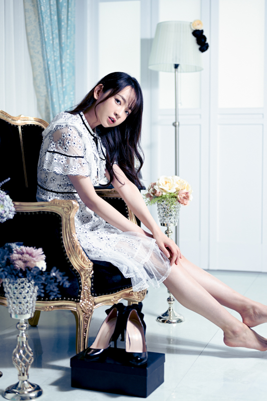 モデルの右斜め上側に設置したSB-5000のフラッシュ光を白アンブレラでバウンスさせ、レースの質感と人物の立体感を描写した<br><span class="fnt-85">Nikon Z 7II / NIKKOR Z 50mm f/1.8 S / 50mm /マニュアル露出（F1.8、1/200秒） / ISO 100/ WB:オート</span>