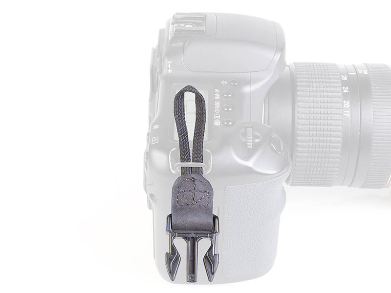 ストラップホールに紐を通してコネクターを装着