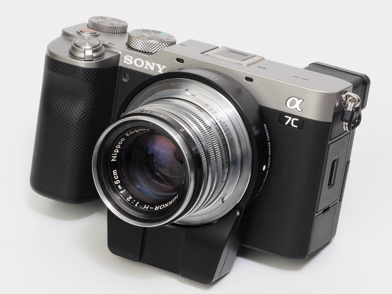 このレンズもゾナータイプでしたか。意地悪をして、フォーカスリングを繰り出して撮影してみました。するとレンズ単体での最短撮影距離は1mですが、アダプターの繰り出しも加わって、それよりも寄れるようになります。画面には太陽光がガツンと入りまして、ブワッとハレーションが出ました。ボケも暴れます。ただ、それなりに作画的な効果を与えていますし、合焦点の花はシャープです。ニッコールはこの時代から素晴らしいですね。