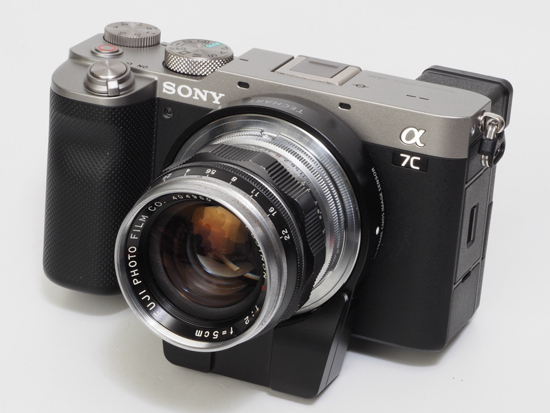 古いレンズですが、素晴らしい描写をします。合焦点のシャープネスと質感描写がいいですね。ただ、この撮影状況では背景のボケが少しいやらしい感じです。でもこういうボケが好きな人いますよね。普段はモノクロフィルムを詰めたライカにつけっぱなしで、シャープさとトーンの綺麗さには感心しておりましたが、これまでボケまでは意識していませんでした。