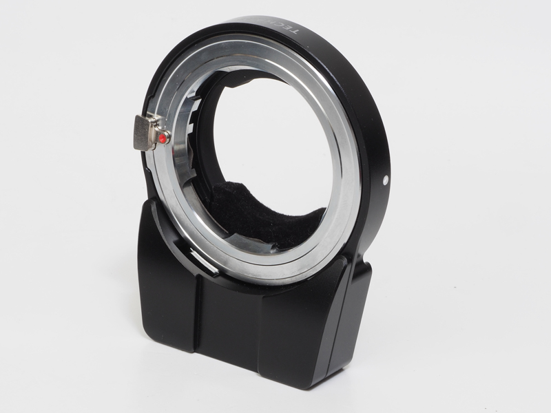 マウントを真正面から見ると、本当にMバヨネットなのかと心配になりますが、横にふってみたら当たり前ですが、Mでした。マウント面を駆動させるという凄技を使うのは相当な苦労があったと推察します。