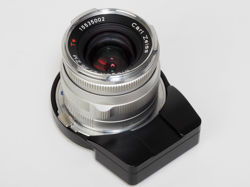 LM-EA7にビオゴンT* 35mm F2 ZMを装着。全体的に見てもあまり大きいという印象はないですね。マスターレンズは500g程度までの重量なら問題なく駆動するということです。
