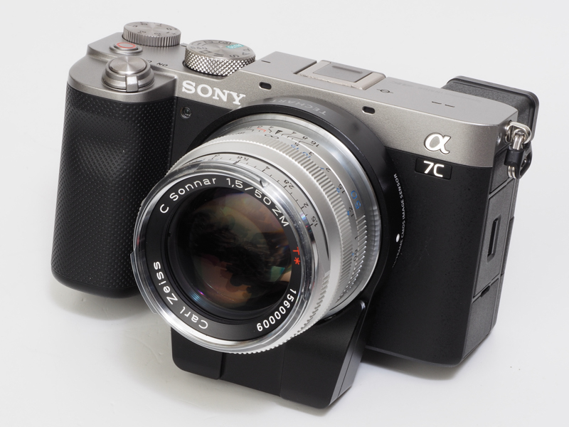 ゾナータイプでは至近距離の性能が厳しいのでプラナーが生まれた、という論評もありますが、描写的には合焦点はシャープだしまったく問題なく使えると思います。プラナーよりもゾリゾリした線の強さみたいなものを感じます。ただ、画面左側の柱に思い切り二線ボケが出ましたね、いつも出るわけじゃないので今回は許してあげてください。コシナ・フォクトレンダーはMFにこだわる思想がありますから、AF化して使ったら怒られるかもしれませんね。