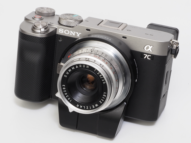 だいぶ前のことですが、某中古カメラ店の人からズミクロン35mm F2 1st（8枚構成）が高価になったのはアカギさんにも責任がありますよ、みたいなことを言われたことがありますが、これは濡れ衣です。大きな声では言いませんが、見てください。このレンズの方が確実に素晴らしいと思っています。微量光下でこれだけのトーンが出てくるとは感動です。あ、いや忘れてください。