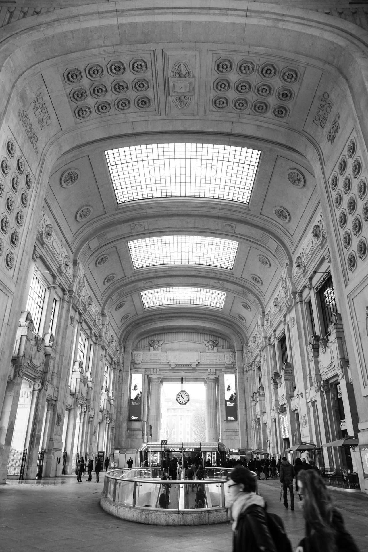 ソニーα99 II　Vario-Sonnar T* 24-70mm F2.8 ZA SSM II（24mm）　絞り優先オート　（F5.0、1/50秒）　ISO 1600　モノクローム