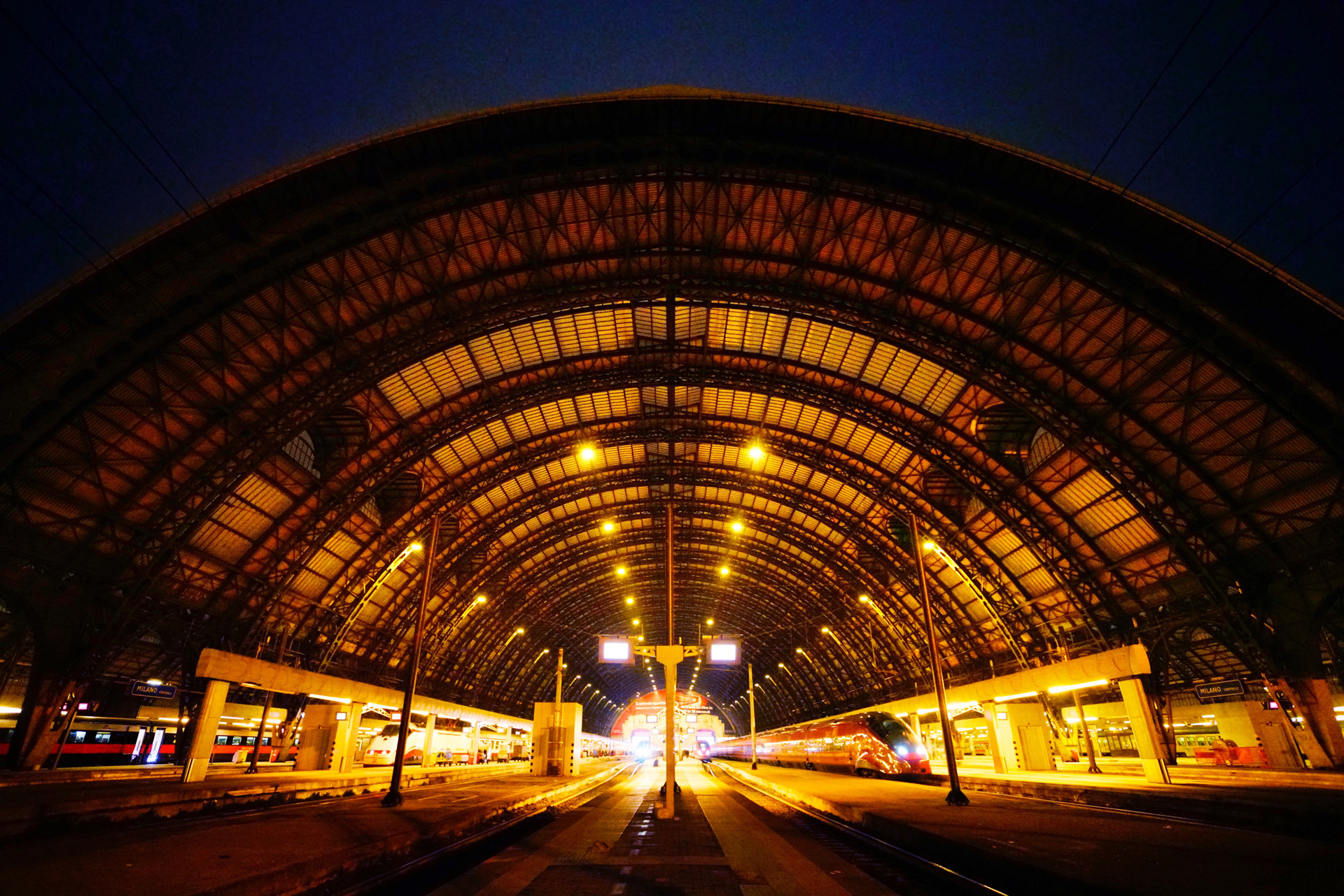 ソニーα99 II　Vario-Sonnar T* 16-35mm F2.8 ZA SSM II（17mm）　絞り優先オート　（F2.8、1/90秒）　ISO 6400　WB:日陰　風景