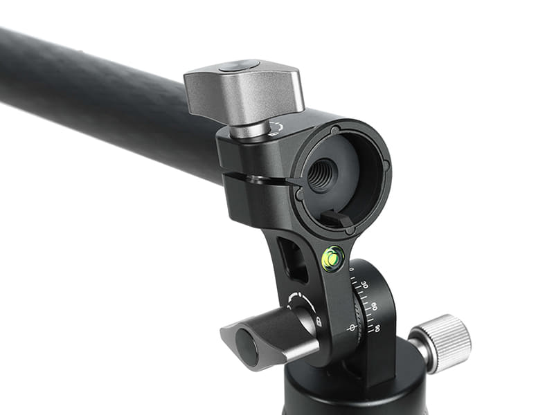 ベース部には回転角度のメモリや水準器を備えている。